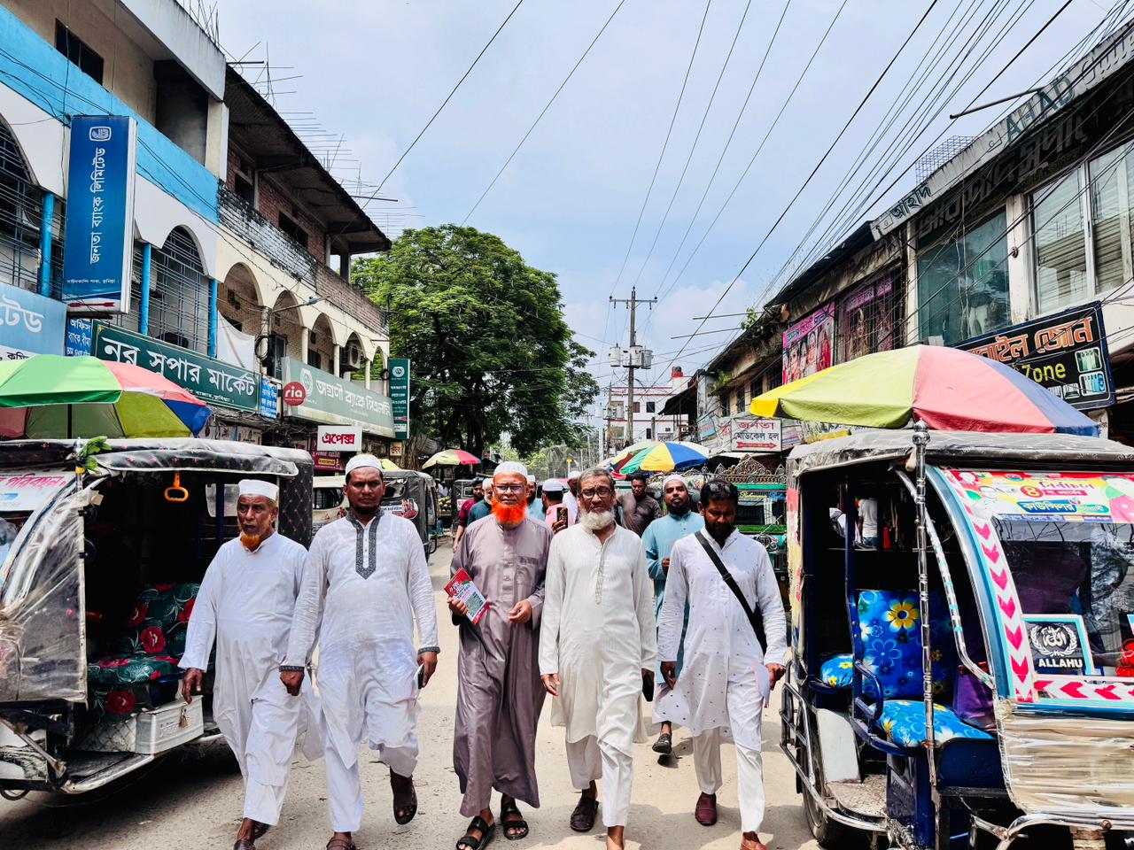 আগামীকালের লং মার্চকে কেন্দ্র করে দাউদকান্দি বাজারে জামায়াতের গণসংযোগ