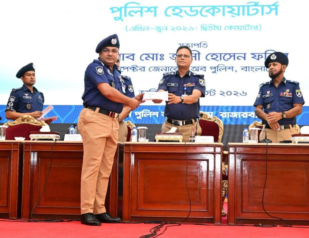 আইনশৃঙ্খলা রক্ষা, মাদক ও অস্ত্র উদ্ধারে দেশে প্রথম কুমিল্লা জেলা পুলিশ সুপার আনিসুজ্জামান