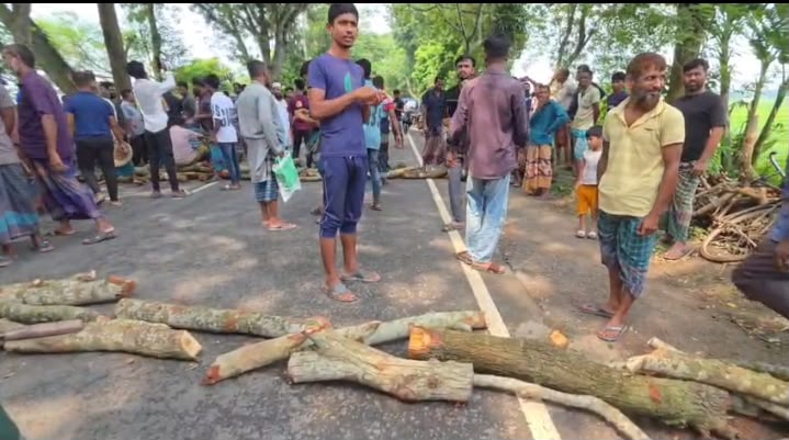 কৃষকের মাঠে ময়লার ভাগাড়, প্রতিবাদে মহাসড়ক অবরোধ