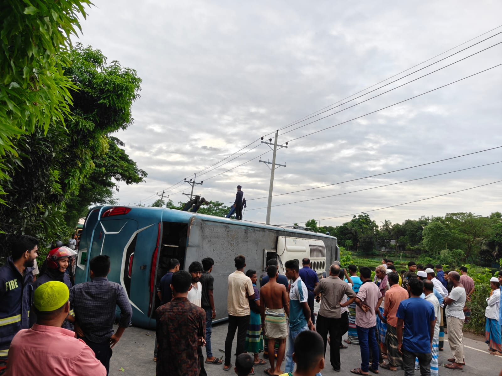 ঘুমন্ত যাত্রীদের রয়েল কোচের স্লিপার বাস উল্টে আহত ২০-২৫, কাঁচ ভেঙে যাত্রীদের উদ্ধার