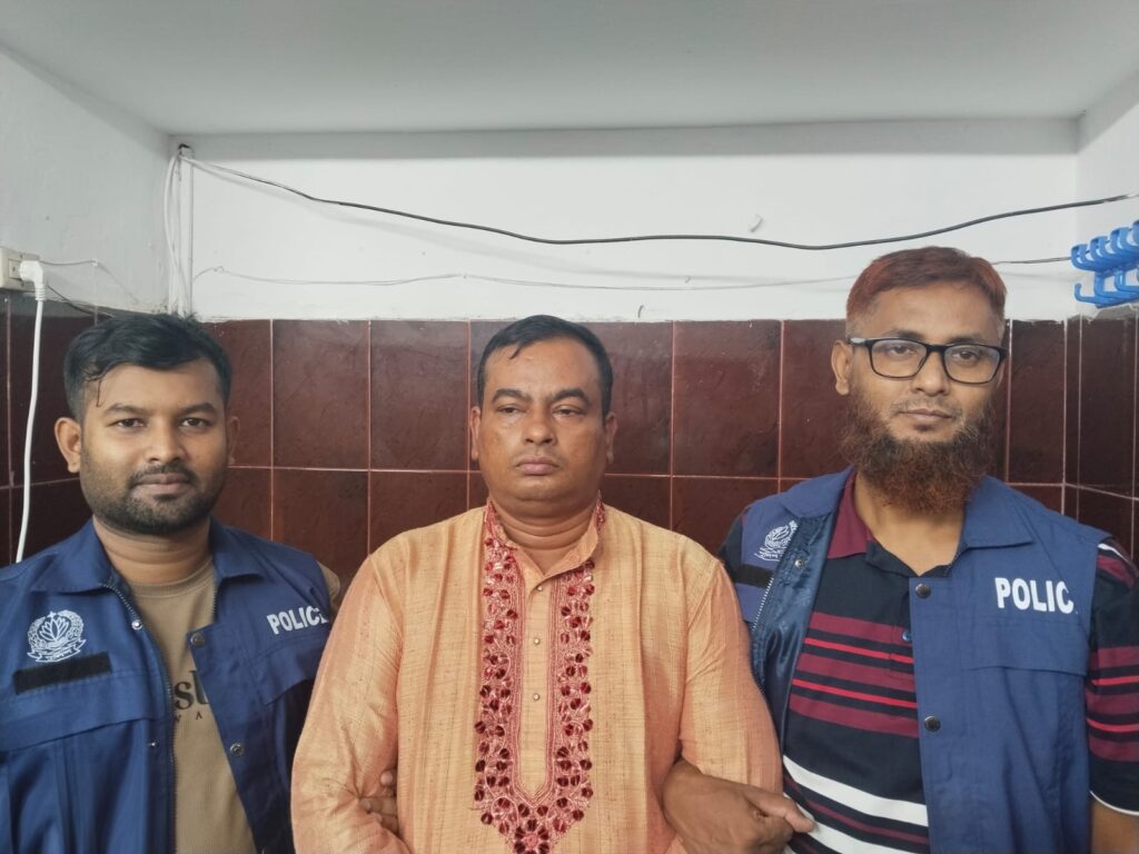 সাভারে আত্মগোপনে থাকা দণ্ডপ্রাপ্ত আওয়ামী লীগ নেতা মোবাইল মনির গ্রেফতার