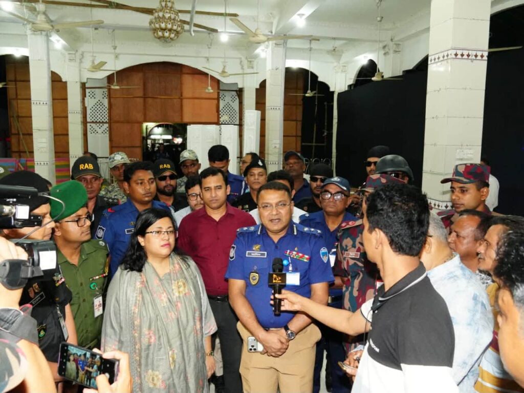 শারদীয় দুর্গাপূজার নিরাপত্তা ব্যবস্থা পরিদর্শনে কুমিল্লার ডিসি-এসপি