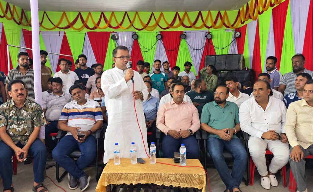 দাউদকান্দির ইলিয়টগঞ্জ দক্ষিণ ইউনিয়নের বিভিন্ন পূজামণ্ডপ পরিদর্শন করলেন ড. খন্দকার মারুফ হোসেন