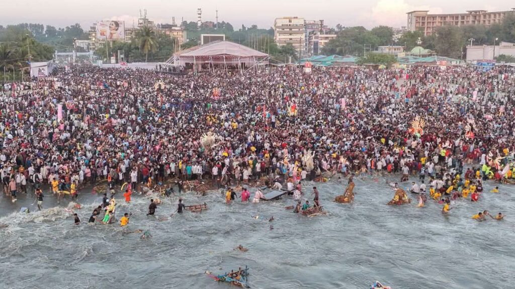 কক্সবাজার সমুদ্রসৈকতে জনসমুদ্র, দেশের বৃহত্তম প্রতিমা বিসর্জনে উৎসবমুখর পরিবেশ
